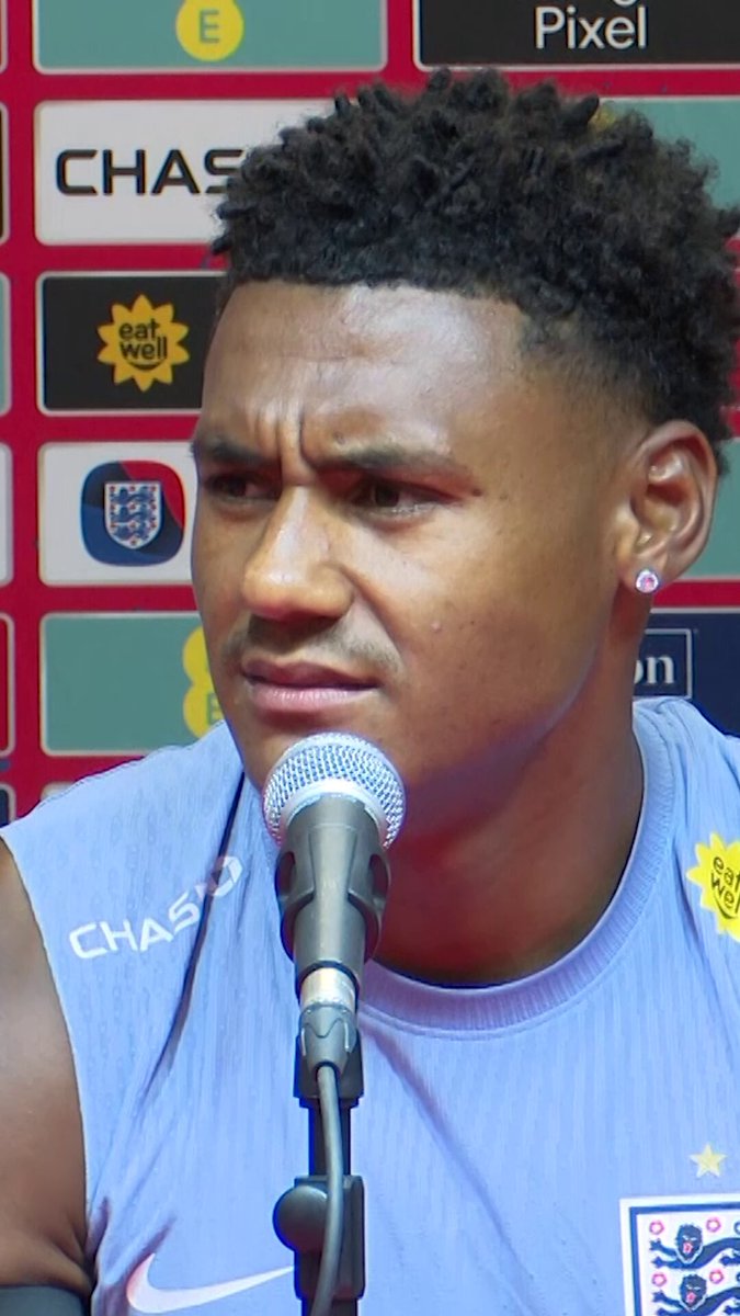 🎙️ Ollie Watkins : "Votre premier enfant, l’accueillir au monde, c’est une bénédiction." Les déclarations de France Pierron sur Jérémy Doku et son départ pour la naissance de son enfant ont suscité des réactions jusqu’aux États-Unis. Présent au Mondial, Ollie Watkins a pris la parole en conférence de presse pour défendre l’attaquant belge qu'il croise sur les terrains de Premier League.