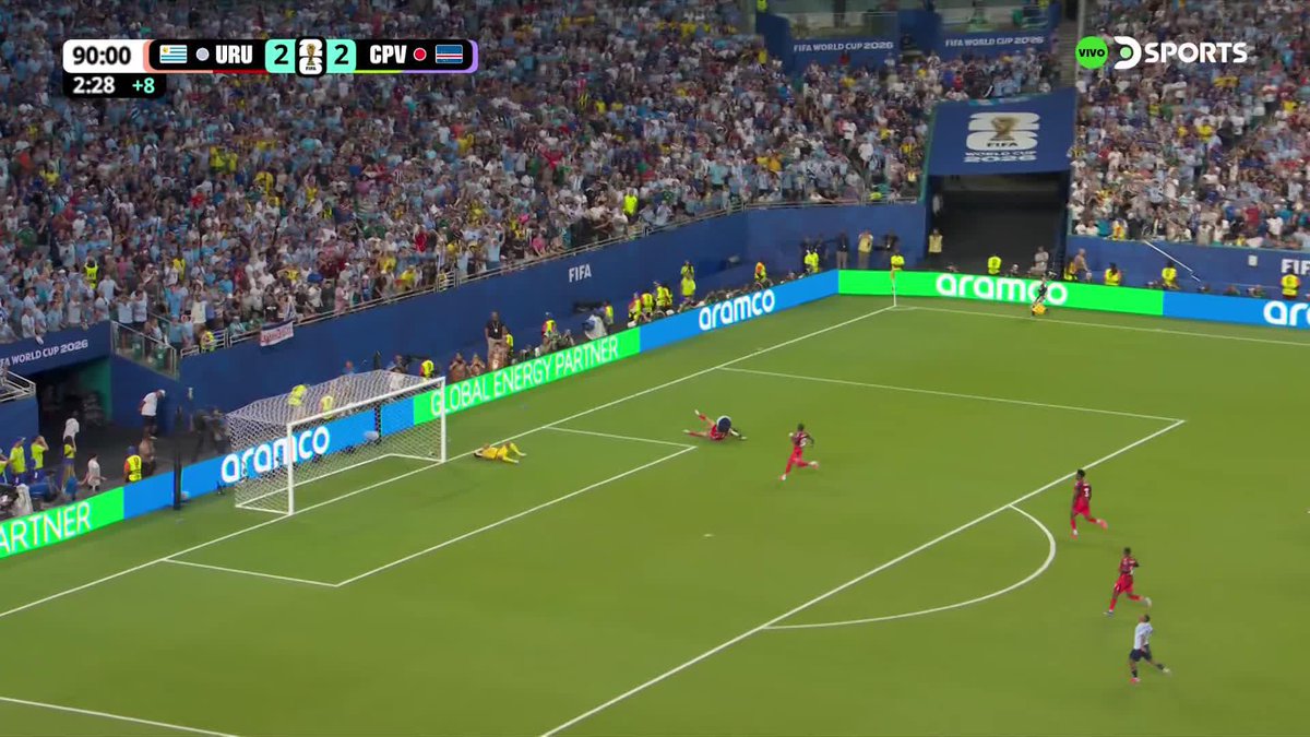 ERA EL GOL DE LA VICTORIA PARA URUGUAY Canobbio tuvo una gran chance para marcar el 3-2 ante Cabo Verde, pero el remate se fue a las nubes. #MundialEnDSPORTS #FIFAWorldCupo