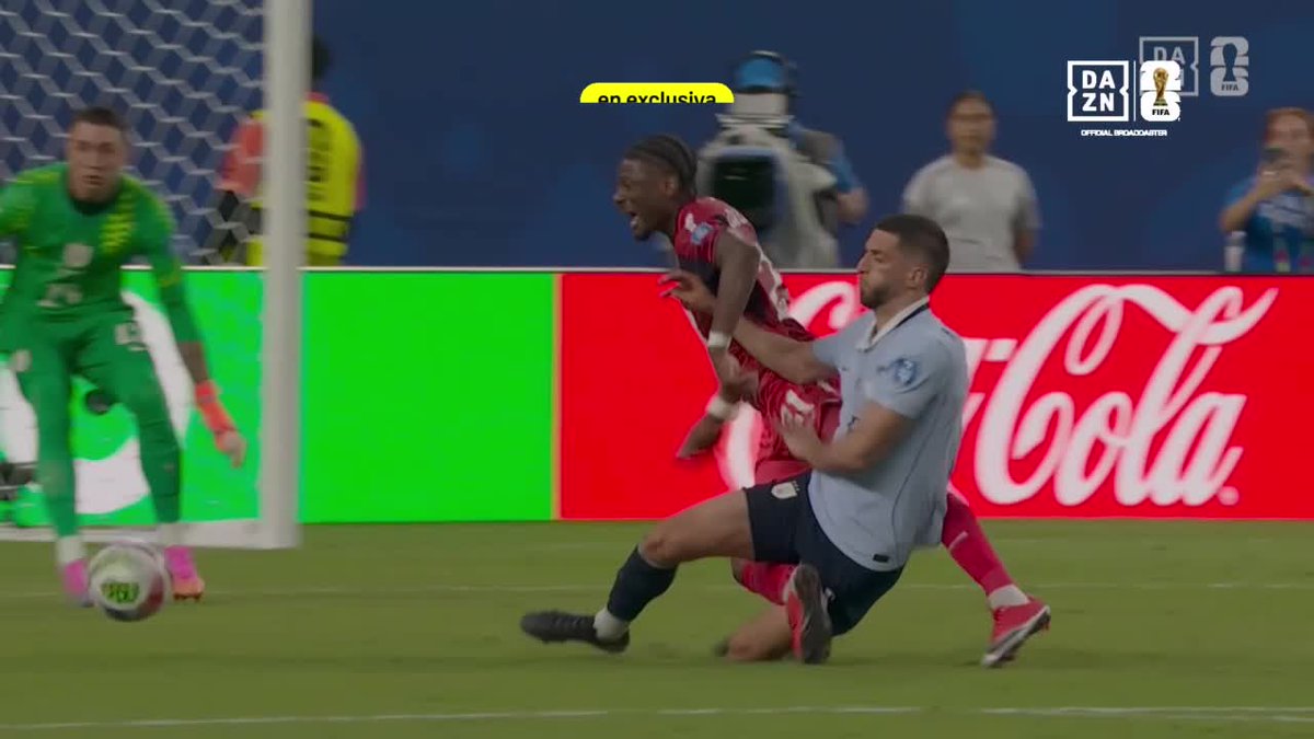 🤯 ¡UNA JUGADA QUE PUDO CAMBIARLO TODO EN EL GRUPO DE ESPAÑA! 𝐁𝐞𝐧𝐭𝐚𝐧𝐜𝐮𝐫 salvó a Uruguay de la derrota ante Cabo Verde. #DAZNMundial #FIFAWorldCup