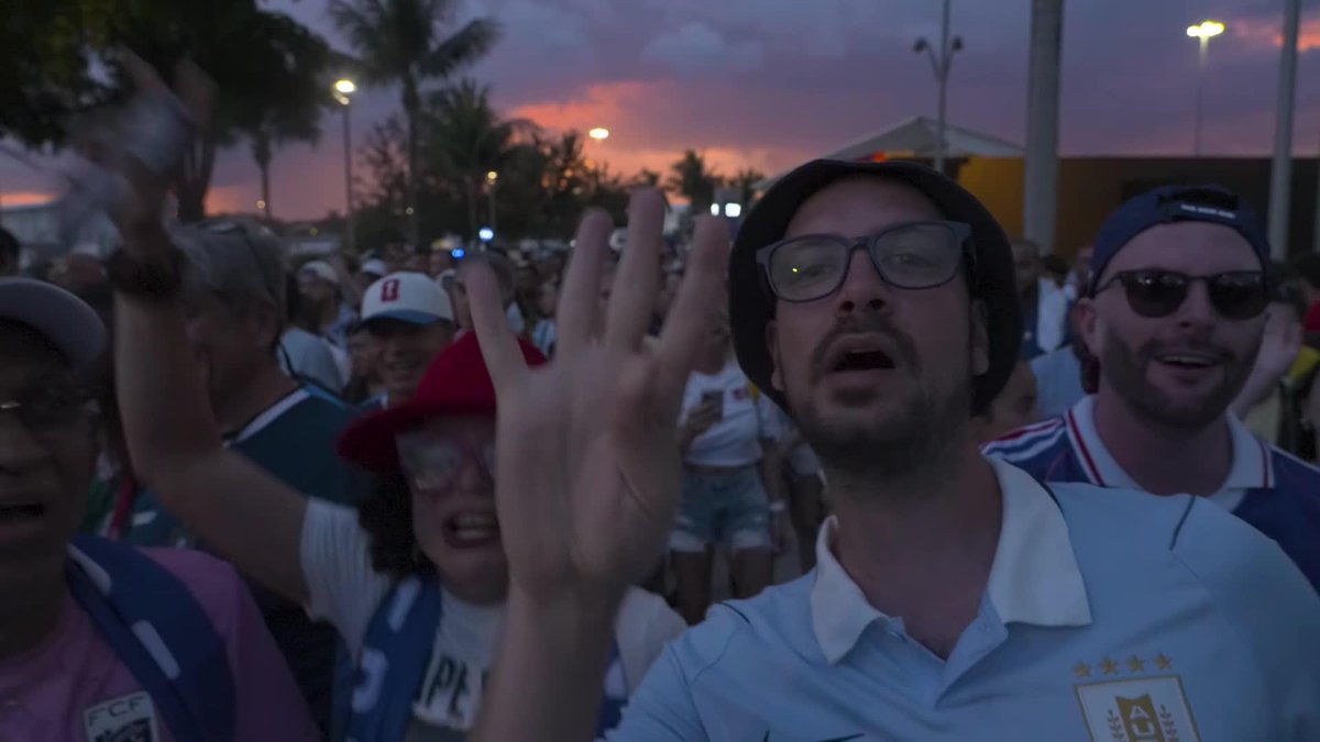 MOMENTO IMPERDIBLE EN MIAMI: luego del histórico empate, los hinchas de Cabo Verde festejaban... ¡HASTA QUE LLEGÓ UN URUGUAYO A MOSTRAR LAS 4 ESTRELLAS! ⚽ #ESPNMundial 📺 Mirá los mejores partidos de la #FIFAWorldCup por ESPN, en el Plan Premium de #DisneyPlus