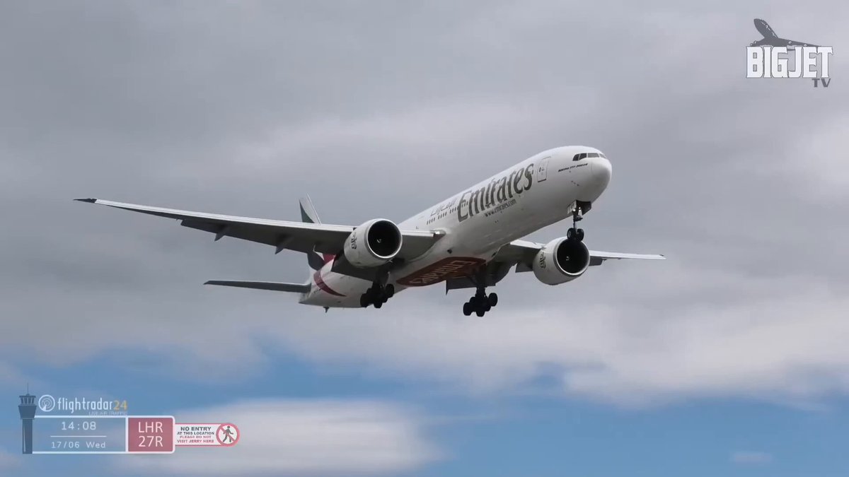 Emirates Boeing 777 using crabbing technique, landing sideways in extreme crosswind at London Heathrow. 📹: BigJetTV