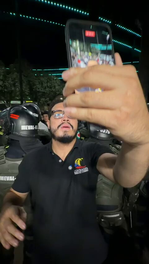 "Federico Gutiérrez está impidiendo la entrada de los abogados escrutadores en Plaza Mayor de Medellín", Petro. Están asustados con el escrutinio porque saben que esto se puede voltear.