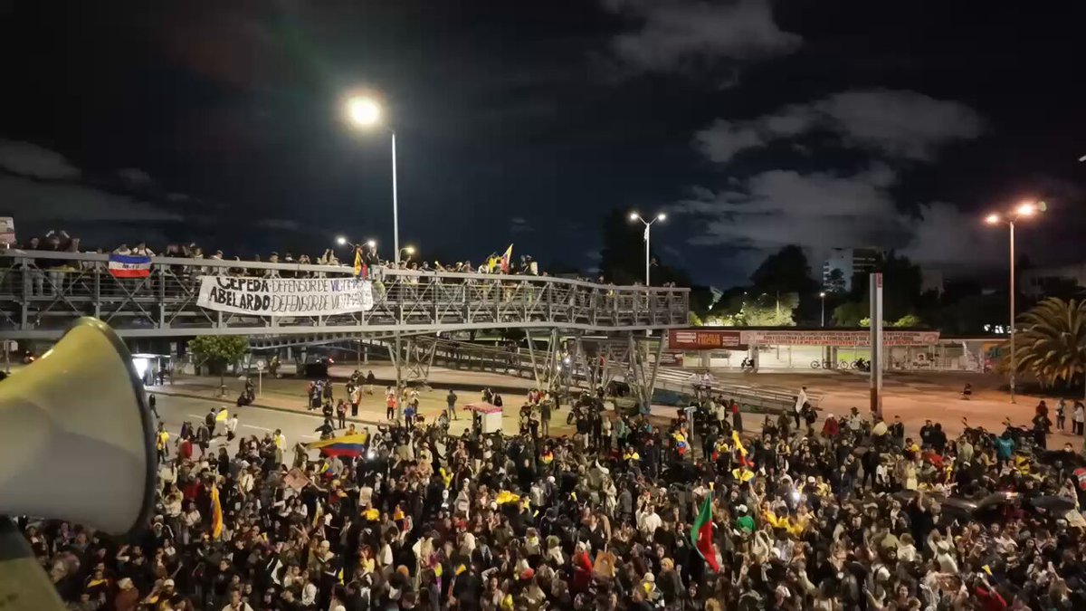 Bogotá vuelve a sufrir por bloqueos y protestas tras la jornada electoral 🚨Mientras miles de ciudadanos intentan regresar a sus hogares, las vías y el transporte público permanecen afectados. Es momento de hacer un llamado a la TRANQUILIDAD y la UNIDAD 🙏🏼 Ningún líder político debería incentivar la confrontación ni acciones que terminen incendiando el país Gustavo Petro. La democracia se defiende con respeto, no con caos. 📍Las Américas 📍Calle 26 frente a la UNAL 📍Más de 20 estaciones de TransMilenio cerradas Si quieren ayudarme en esta batalla, firmen este forms 👇🏼