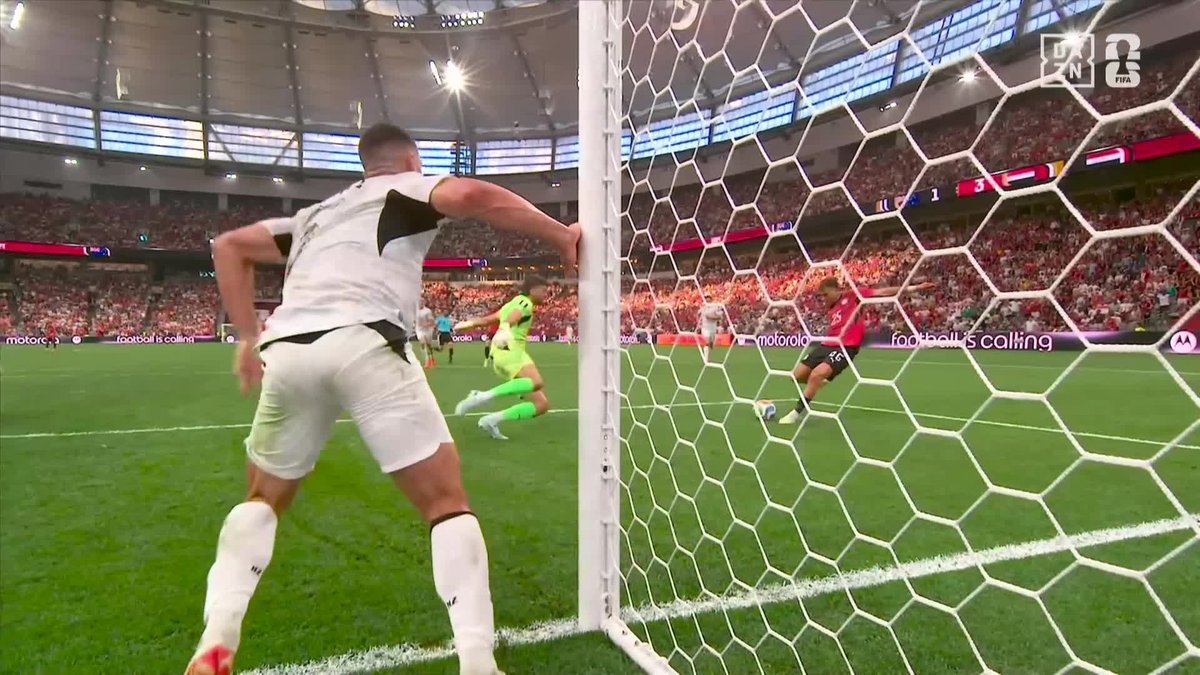 執念のシュートストップ🧤 🇪🇬ジーゾがGKを一度かわしてシュートを狙うも 🇳🇿GKクロコンブが戻りセーブ! 🏆️#FIFAワールドカップ グループG 🆚ニュージーランド×エジプト 📱#DAZN ライブ配信中 #本気で楽しむならDAZN アクエリアス
