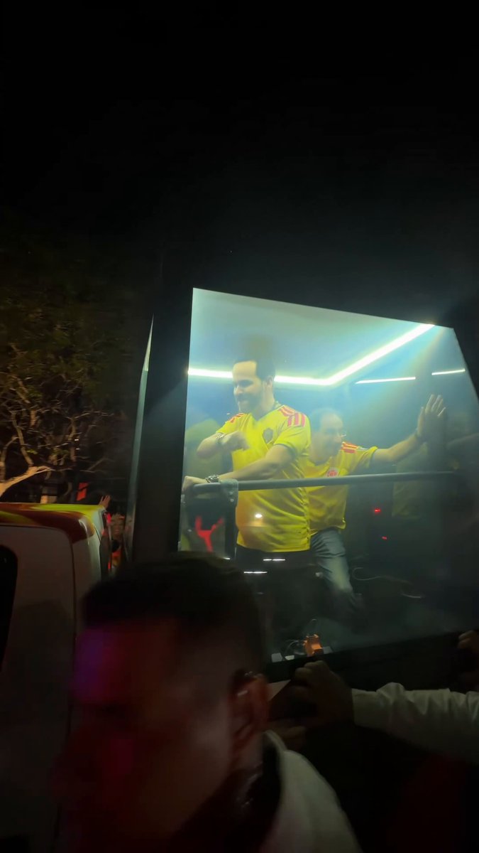 No puedo dimensionar que nos vamos a tener que aguantar a este payaso por 4 años, es tan guache, tan ordinario, de tan mal gusto, tan guiso, no soportooooo