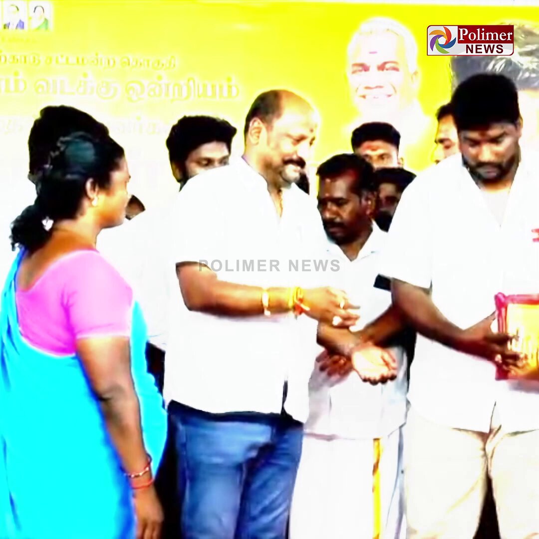 ”இப்படிலாம் பண்ணக்கூடாது”.. காலில் விழுந்த தூய்மைப் பணியாளரை நெகிழ வைத்த அமைச்சர் விஜய் தமிழன் பார்த்திபன்.! #Salem | #MinisterParthiban | #SanitaryWorkers | #CMJosephVijay‌ | #PolimerNews
