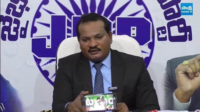 బ్రేకింగ్ న్యూస్ సుగాలి ప్రీతి కేసులో వైసీపీ ప్రభుత్వం ఆధారాలను తారుమారు చేసింది అని పవన్ కళ్యాణ్ వ్యాఖ్యలకు ఆధారాలతో సహా చూపిస్తూ చెప్పుతో కొట్టినట్టు కొట్టిన జడ శ్రావణ్ 🔥👌 సుగాలి ప్రీతి ఏ సంవత్సరం లో చనిపోయిందో కూడా తెలియని బుద్ధి లేని పవన్ కళ్యాణ్ ... ఇతను ఎలా ఉప ముఖ్యమంత్రి అయ్యాడో? సుగాలి ప్రీతి కేసులో చివరకు వరకు పోరాడుతాం అనకుండా..ఆధారాలు లేవంటే ఎలా? సుగాలి ప్రీతి ఏ ఏడాది చనిపోయిందో కూడా తెలియకుండా పవన్ మాట్లాడుతున్నాడు పవన్ కల్యాణ్ నాలెడ్జ్ చూసి జన సేన నేతలు, కార్యకర్తలు తరించాలి సుగాలి ప్రీతి విషయంలో పవన్ కల్యాణ్ భౌభౌ అని అరిచాడు 2 లక్షల పుస్తకాలు చదివిన పవన్ కల్యాణ్ కు కనీస నాలెడ్జ్ లేకపోతే ఎలా..? పది మందిలో మాట్లాడుతున్నామనే బాధ్యత లేకుండా పవన్ మాట్లాడుతున్నాడు 2019 వరకు అధికారంలో ఉంది టీడీపీ ప్రభుత్వమే కాదా? దీని మీద పవన్ మాట్లాడాలి పవన్ కల్యాణ్ మాట్లాడే మాటలకు నా పీఏ కూడా స్పందించడు పోలీసులు సమర్పించిన ఛార్జిషీట్ లో ఆధారాలు అన్ని సమర్పించారు పవన్ కల్యాణ్ మాత్రం ఆధారాలు లేవని మాట్లాడుతున్నారు..ఇది ఎలా..? సుగాలి ప్రీతి కేసులో ఆధారాలు కోర్టులో భద్రంగా ఉన్నాయి ఆధారాలు లేవంటూ నిందితులను వదిలి పెట్టే ప్రయత్నం చేస్తున్నారా? సుగాలి ప్రీతి కేసులో నిందితుల దగ్గర డబ్బులు తీసుకుని కాపాడుతున్నారా ? సుగాలి ప్రీతి కేసులో పవన్ కల్యాణ్ ఆధారాలు లేవంటే ప్రజలు నమ్మాలా..? సుగాలి ప్రతి కేసులో 3 కి.మీ వినిపించేలా అరిచారు కదా.. ఇప్పు డెందుకు అరవరు..?