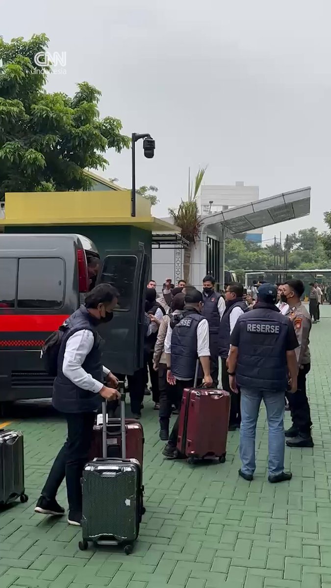 Tersangka kasus dugaan ijazah palsu Presiden ke-7 RI Joko Widodo, Roy Suryo dan dokter Tifa, tiba di Kejaksaan Negeri Jakarta Selatan untuk menjalani pelimpahan tahap II pada Senin (22/6).⁣ ⁣ Keduanya terlihat turun dari mobil mengenakan baju tahanan dengan tangan terikat kabel ties berwarna merah.⁣ ⁣ Roy dan Tifa kemudian langsung digiring petugas masuk ke dalam gedung.⁣ ⁣ Baca informasi selengkapnya di (📸 CNN Indonesia/Dis)⁣ ⁣ #cnnindonesia #cnnindonesiacom #RoySuryo #doktertifa