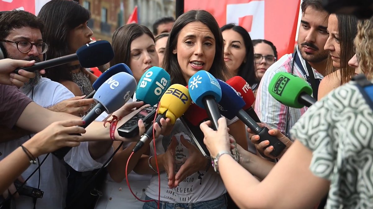 El problema en España es que la derecha judicial hace más política que el PSOE desde el Gobierno y manda sin presentarse a las elecciones. Si la justicia funcionase el juez Peinado o Garcia-Castellón estarían en la cárcel o sin ejercer de jueces. 🎥 Irene Montero