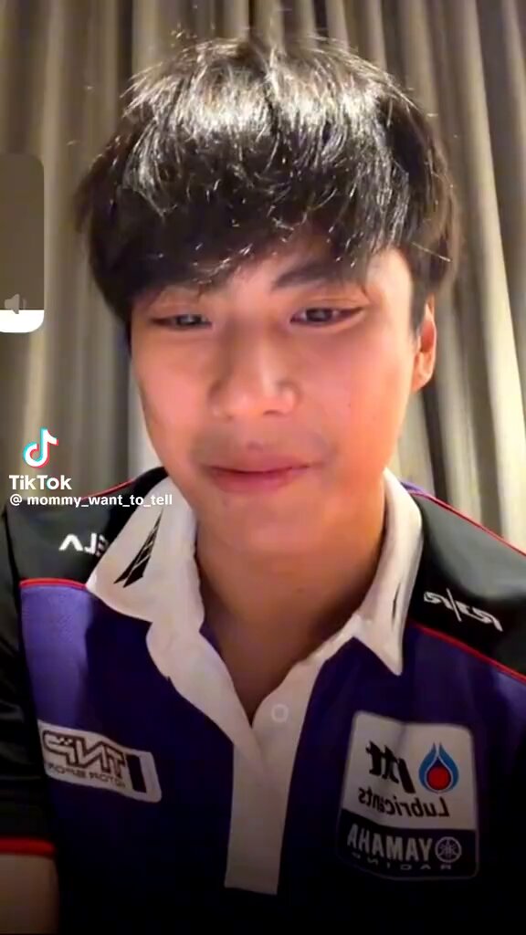 มาชอบน้องโอมได้ประมาน 2 อาทิดและเพิ่งเหนคลิปนี้ คือน่ารักจัง ชอบเวลาน้องโอมเล่าอะไรให้ฟัง ชอบที่น้องเล่าอะไรที่มีความสุขและตาน้องเปนประกายมาก แววตามีความสุขมากๆ นั่งฟังไปก้ยิ้มตามไป น่ารักจัง อยากฟังน้องโอมมาเล่าเรื่องสนุกๆให้ฟังอีกน้าา 💚 #ohmpawat