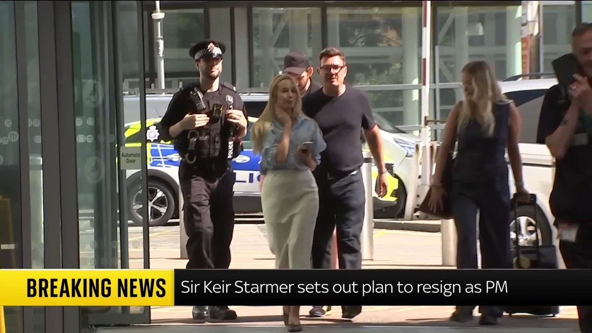 Andy Burnham is seen leaving Manchester as he returns to Westminster to formally take up his seat as an MP ⬇️ Live updates: