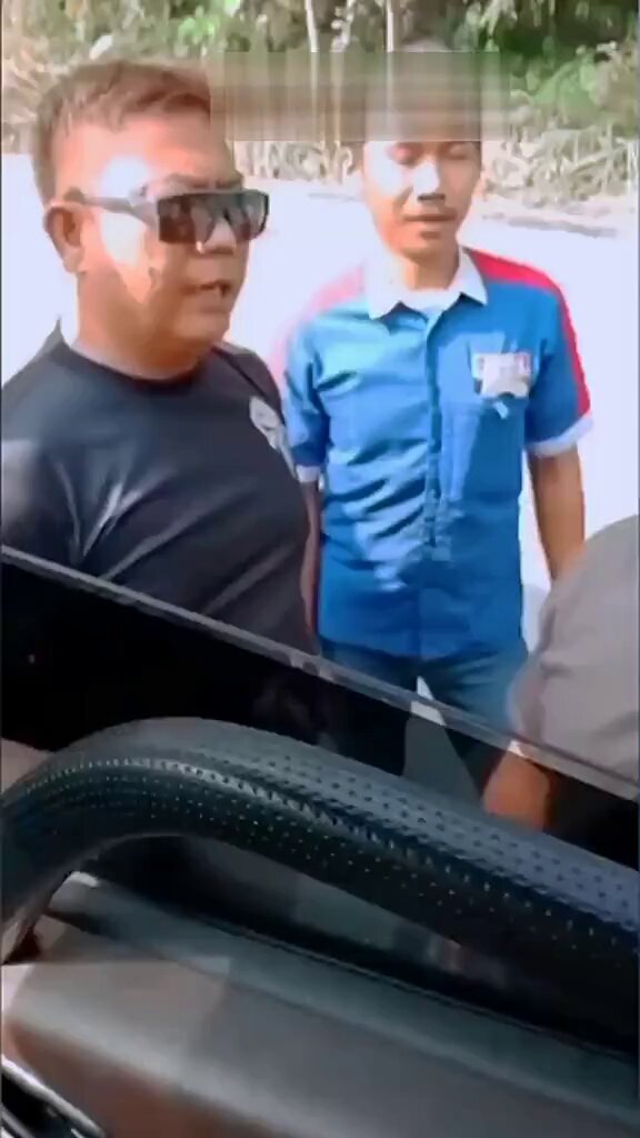 Ah kebanyakan bacot! Diborgol trus diseret ke sel tahanan aja pasti langsung ciut tuh songong nya tadi!!