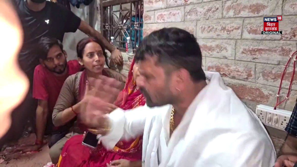 Arrah: भरत तिवारी के परिवार से मिले खेसारी लाल यादव, दी 1 लाख की मदद, बोले- न्याय की लड़ाई में साथ खड़ा हूं।
