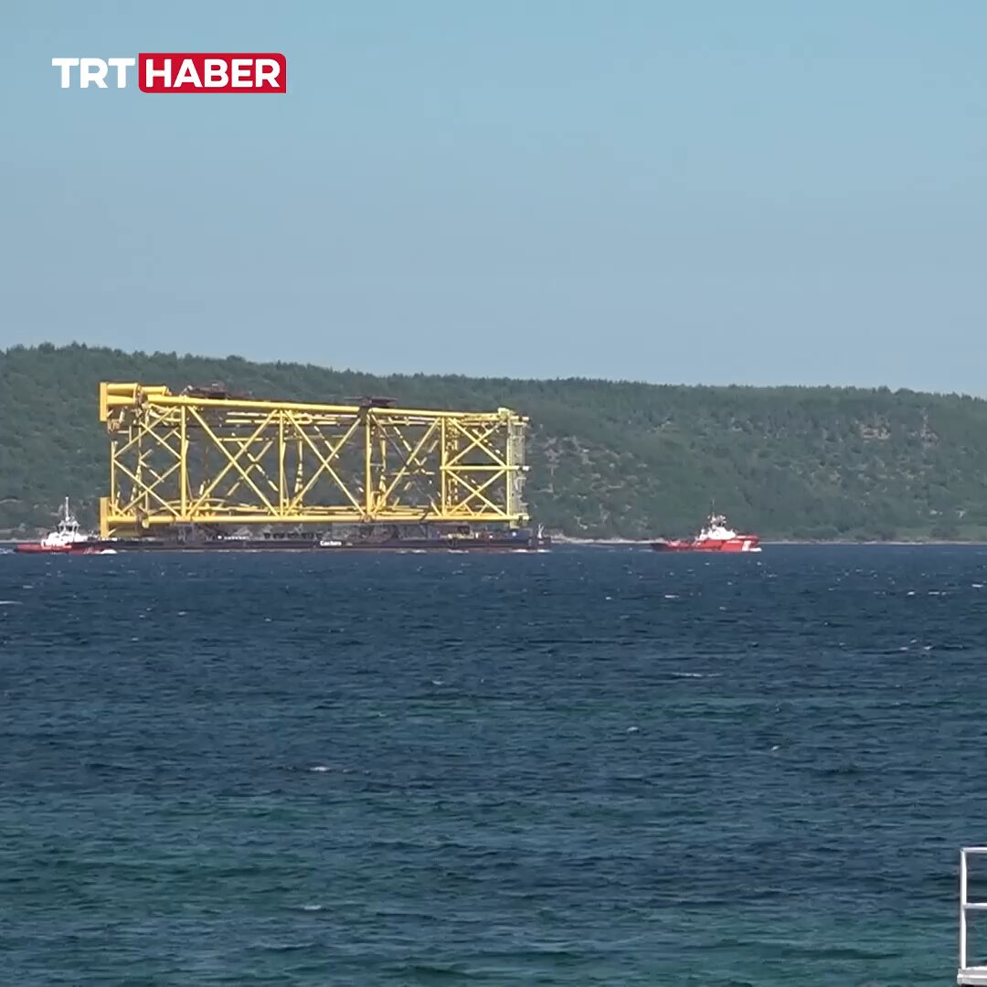 İtalya'dan Romanya'ya götürülen, uzunluğu 350 metreye ulaşan sondaj platformu iskelesi Çanakkale Boğazı'ndan geçiş yaptı.