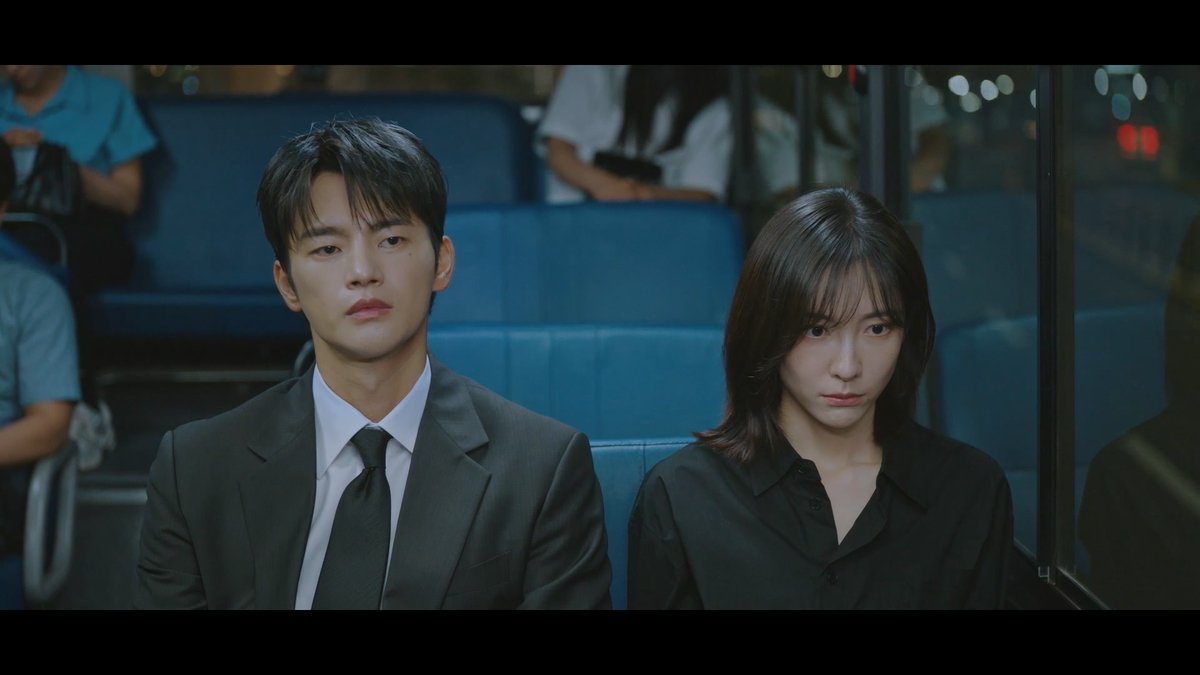 아니 들어봐 오늘 상사랑 같이 퇴근하는데 버스에 빈자리 많았다? 근데 굳이 내 옆에 앉는거임.. 이거 그린라이트 맞지? #내일도출근! #서인국 #박지현