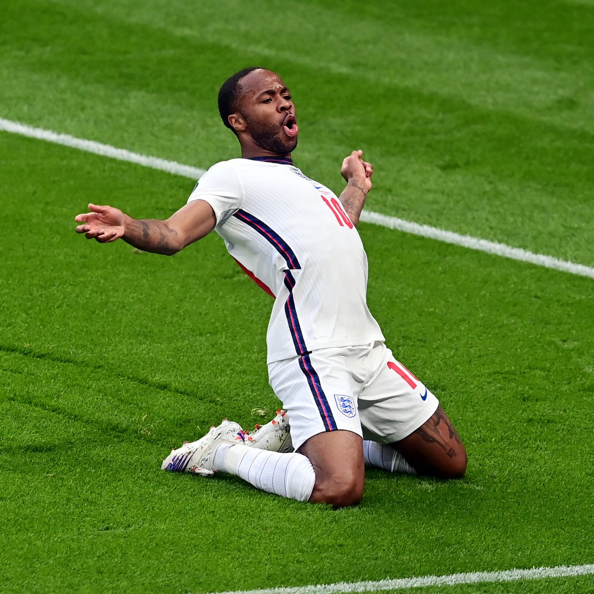 The Grealish 🤝 Sterling link-up #OnThisDay in 2021, the #ThreeLions beat Czech Republic 1-0 to finish top of Group D at #EURO2020.