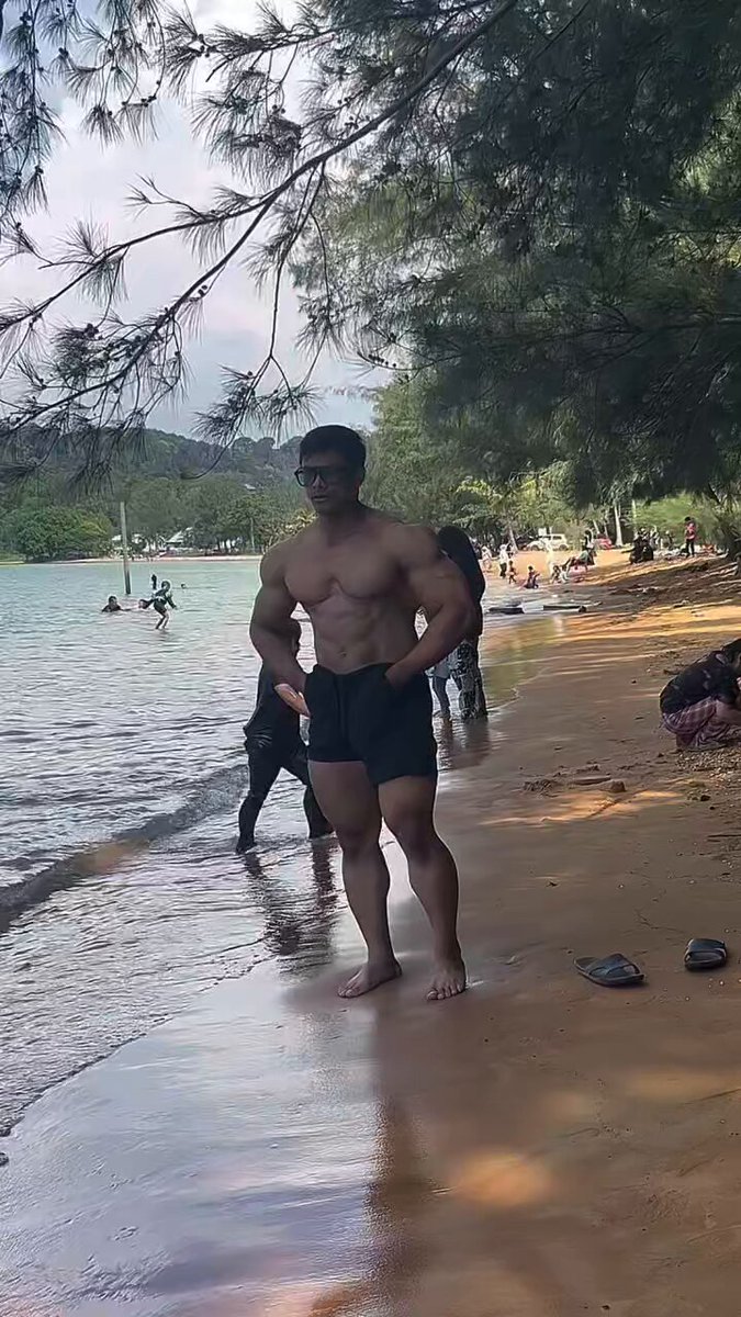 When a bodybuilder walk at the beach.....