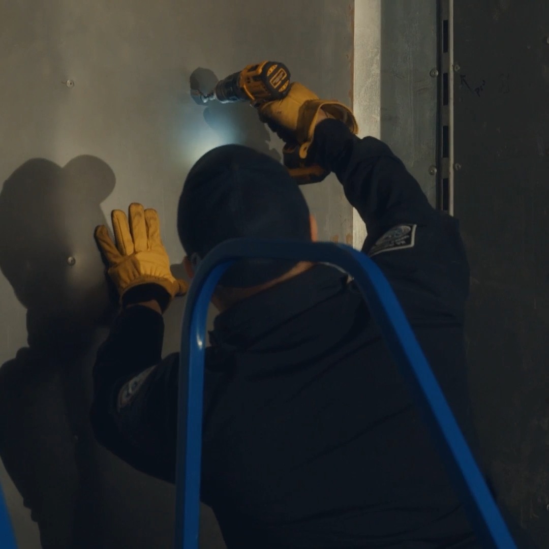 A K‑9 alert leads officers to an “empty” truck, where a shocking discovery waits 👀 See more on #Contraband: Seized at the Border tonight at 8P on Discovery.