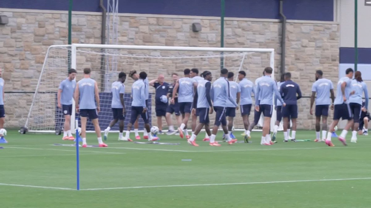 "Good news, all 26 England players are out there and great to see Bukayo Saka out there training" Rob Dorsett reporting from England training in Kansas City 🏴󠁧󠁢󠁥󠁮󠁧󠁿