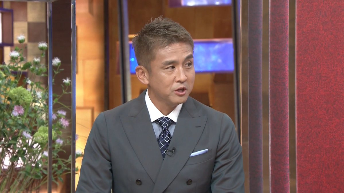 【稲本潤一&内田篤人が徹底解説】スウェーデン戦“前線に2人に警戒” ｜ ▼日本代表の次戦は26日(金)スウェーデン戦 日本は引き分け以上でグループ2位以上が確定し、決勝トーナメント進出が決まる ・日本が1位通過した場合 →グループCの2位と対戦 ・2位通過の場合 →グループCの1位と対戦 グループCは2試合終了時点で、1位ブラジル、前回大会ベスト4のモロッコが2位 3位スコットランドにも2位以上の可能性が残っているが、この2チームが有力視されている 川崎フロンターレFRO 稲本潤一さん (Q.ブラジルとモロッコどちらが嫌か) 「どちらも嫌。あえていうとモロッコの方が嫌。モロッコの試合を2試合とも見たが、選手がすごく流動的に動き、アグレッシブにプレーする。それは日本の選手からしたら捕まえにくいし、やりにくいと思う」 「ブラジルは一度勝っている経験をしているのが大きいと思う」 ▼3位通過の場合、約80%の確率でグループIの1位と対戦 グループIにはフランス、ノルウェーなどが所属 川崎フロンターレFRO 稲本潤一さん 「順当にいけばフランスだと思う。フランスは一番嫌。優勝候補だと思っているので。日本が3位になることはないと思う」 (Q.日本はスウェーデンに勝てる？) 「スウェーデンは間違いなくチュニジアより力があるチーム」 「前線にヨケレス選手、イサク選手というすごく強力な2枚がいるので、日本からしたら警戒しなければならない」 「スウェーデンも勝ち点1を取らないと3位以内にも入らないので、戦い方を変えてくるのではないかと思う。すごく難しい試合になるのではないか」 ▼スウェーデンの攻撃に日本の守備はどう対応する？ 内田篤人さん 「稲本さんも言っていた、2枚の攻撃的な選手が非常に強力。日本のスリーバックが重要になってくると思う。基本的には2枚に対してプラス1枚余るのが普通だが、例えば日本が攻めている時にサイドで入ったら、ある程度数的同数になるので、彼らの守備能力は非常に大切になってくる」 「攻守が切り替わった後、起点になって攻撃してくるので、マークを見失わないリスク管理が非常に大切になってくると思う」 (Q.スウェーデン戦に期待することは) 「コンディション的には問題ないと思う。選手各々のコンディションの合わせ方が非常に上手だと思うし、選手間の競争ももちろん出てきているので、チームにプラスな方向になっていくと思う」