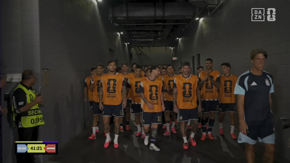El AURA del campeón. El ritual de Argentina. El liderazgo de Leo Messi. La Albiceleste sale a calentar para el partido contra Austria 🇦🇷 #DAZNMundial #FIFAWorldCup
