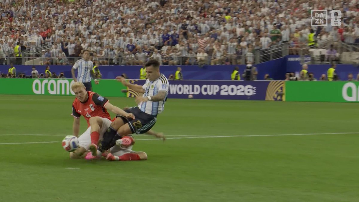 El penalti pitado a Argentina por esta acción sobre Lautaro Martínez #DAZNMundial #FIFAWorldCup