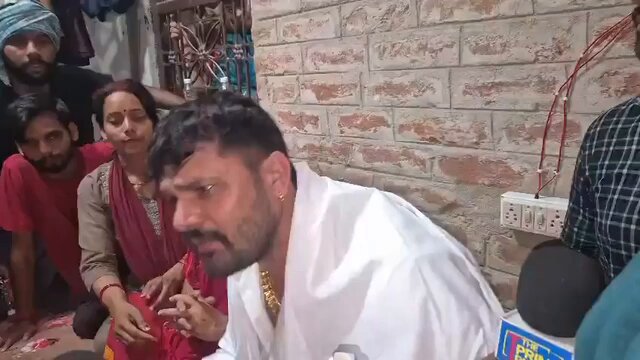 खेसारी को ध्यान से सुनिए आपको पता चलेगा आज भी क्या हालत है राज्य की , खैर भरत तिवारी मामले में राजनेताओं की एंट्री हो चुकी है उम्मीद है राजनीति के लिए नहीं केवल परिवार को इंसाफ़ के लिए साथ आयेंगे .