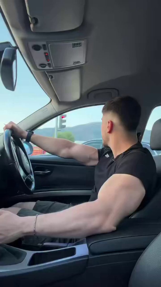 Direksiyonu koparacak amk biceps sıkacam diye mdkdmdkmskdk