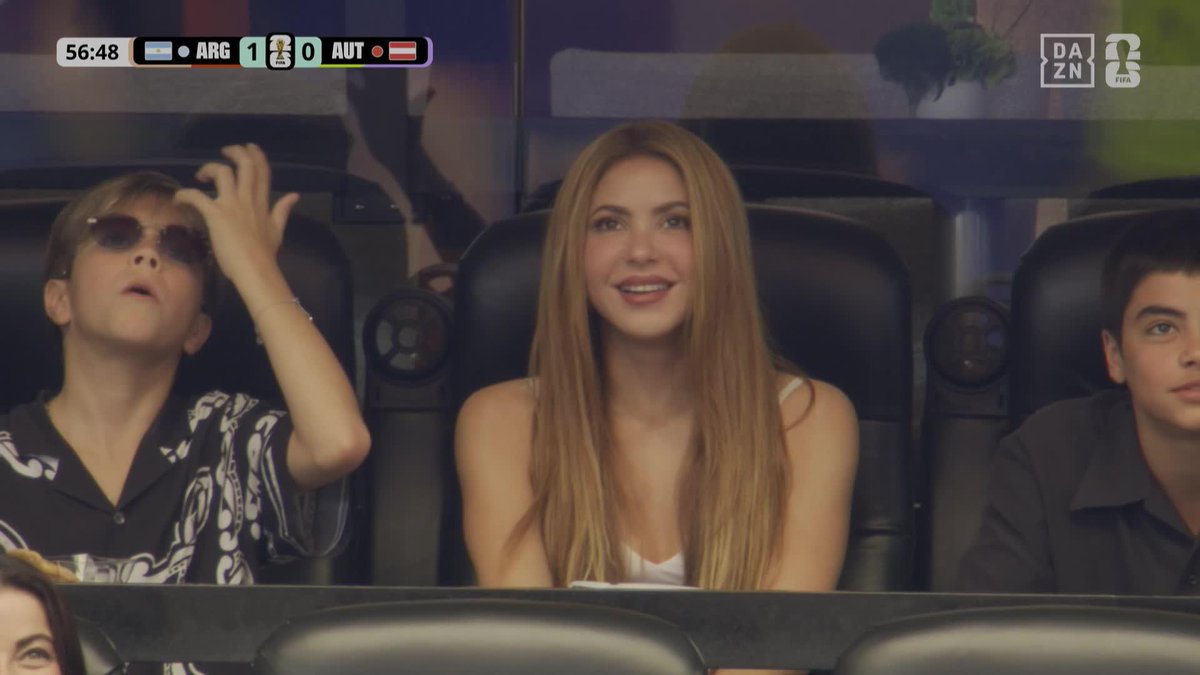 El Estadio de Dallas se vuelve LOCO cuando aparece Shakira en las pantallas 🙌🔥 #DAZNMundial