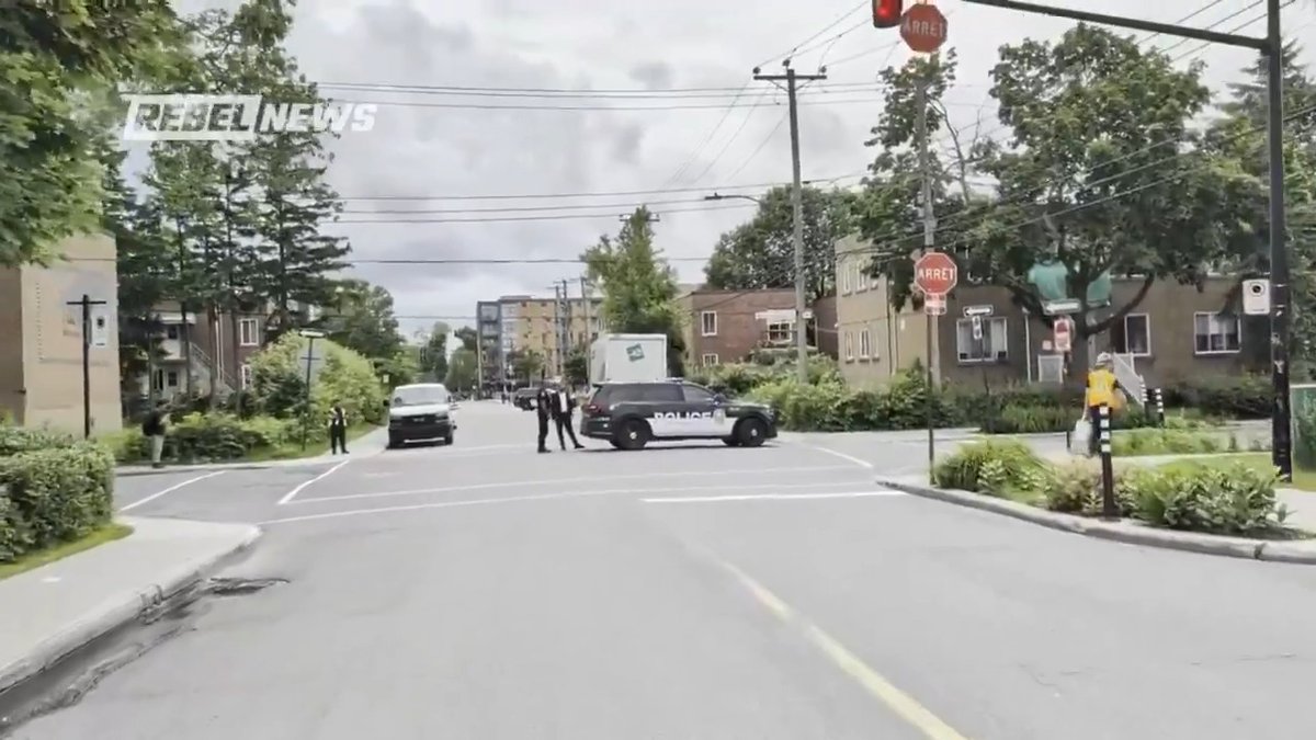 Rebel News' Yanky 🇺🇲 is on scene in the Décarie area of Montreal where authorities still maintain a heavy police presence after this afternoon's armed standoff with a gunman that killed 1 officer and critically injured another. The suspected gunman has been neutralized.