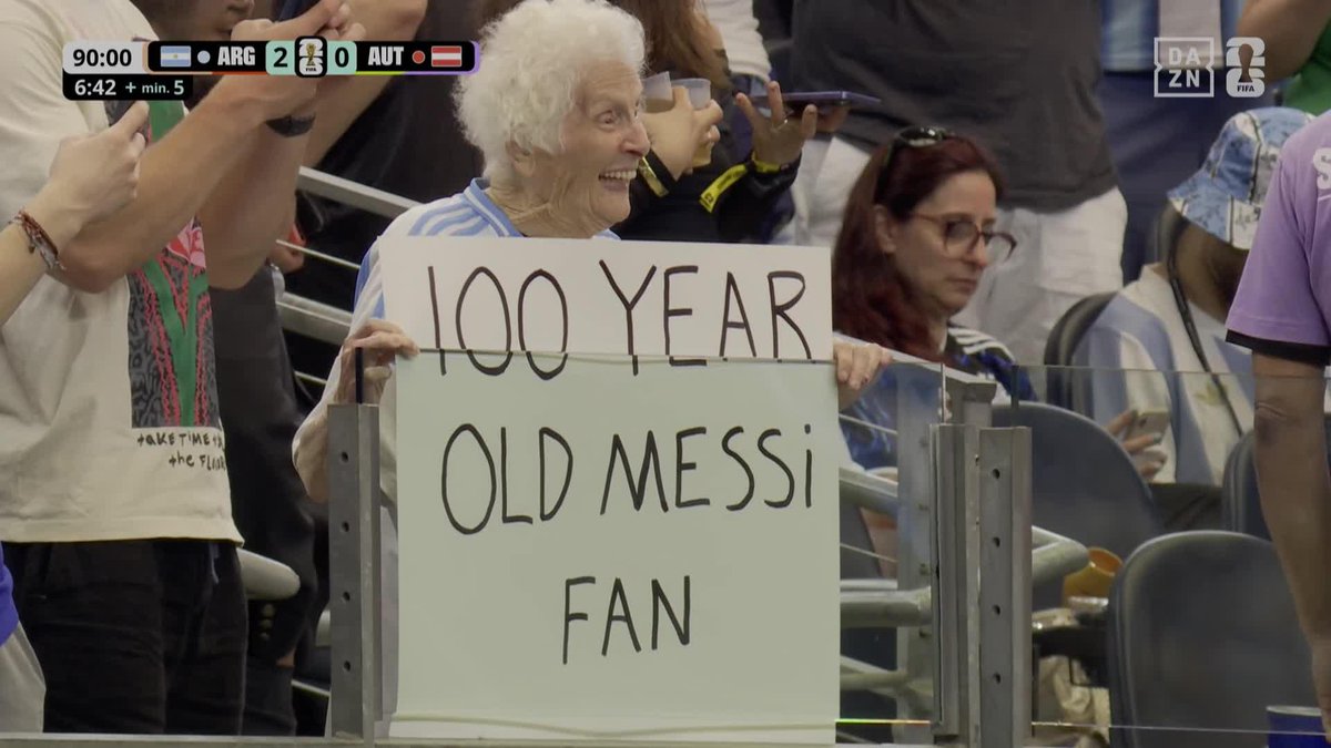 100 años siendo fan de Messi 🥺❤️ La abuela de Argentina. La mayor fan de Leo #DAZNMundial #FIFAWorldCup