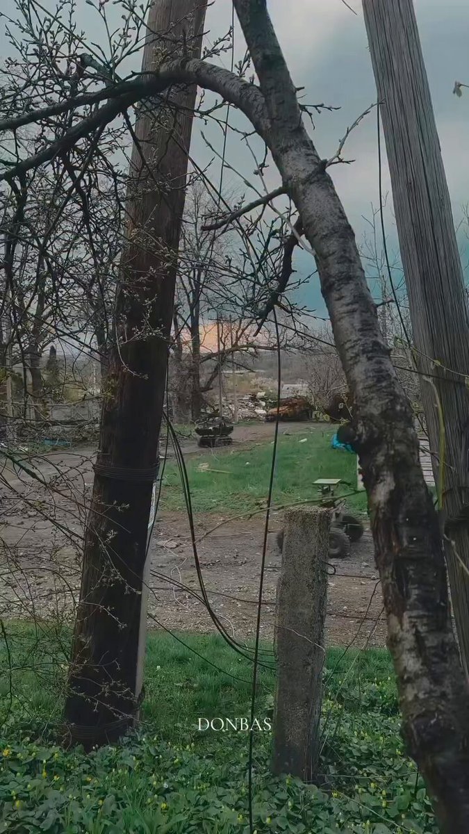 Asi ani netušíte, jak dobře se na toto dívá. Jeden dron evakuuje raněnýho, zatímco druhej je připravenej opětovat palbu. Tolik dobrých lidí, kteří padli při pokusech o evakuaci raněných… Teď evakuuje vana na kolečkách ;) V tomto Jsou Ukrajinci o světelný roky před rusákama. Nic nedemonstruje rozdíl mezi těmato dvěma armádama, jako to, jak se starají o své raněné. A de facto i živé. Každej život se počítá.