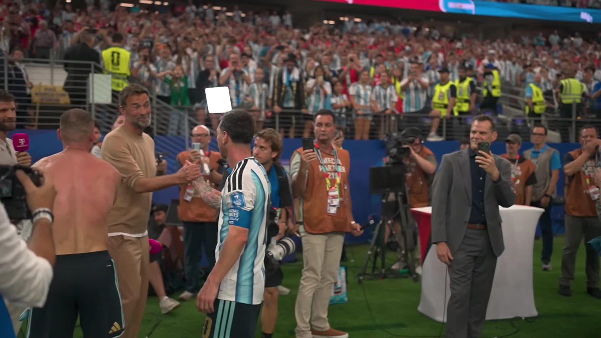 TODOS, PERO TODOS... ¡RENDIDOS ANTE LIONEL MESSI! Camino al vestuario, Leo recibió los saludos de PEKERMAN, MAXI RODRÍGUEZ, KLOPP Y THOMAS MÜLLER. ⚽ #ESPNMundial 📺 Mirá los mejores partidos de la #FIFAWorldCup por ESPN, en el Plan Premium de #DisneyPlus
