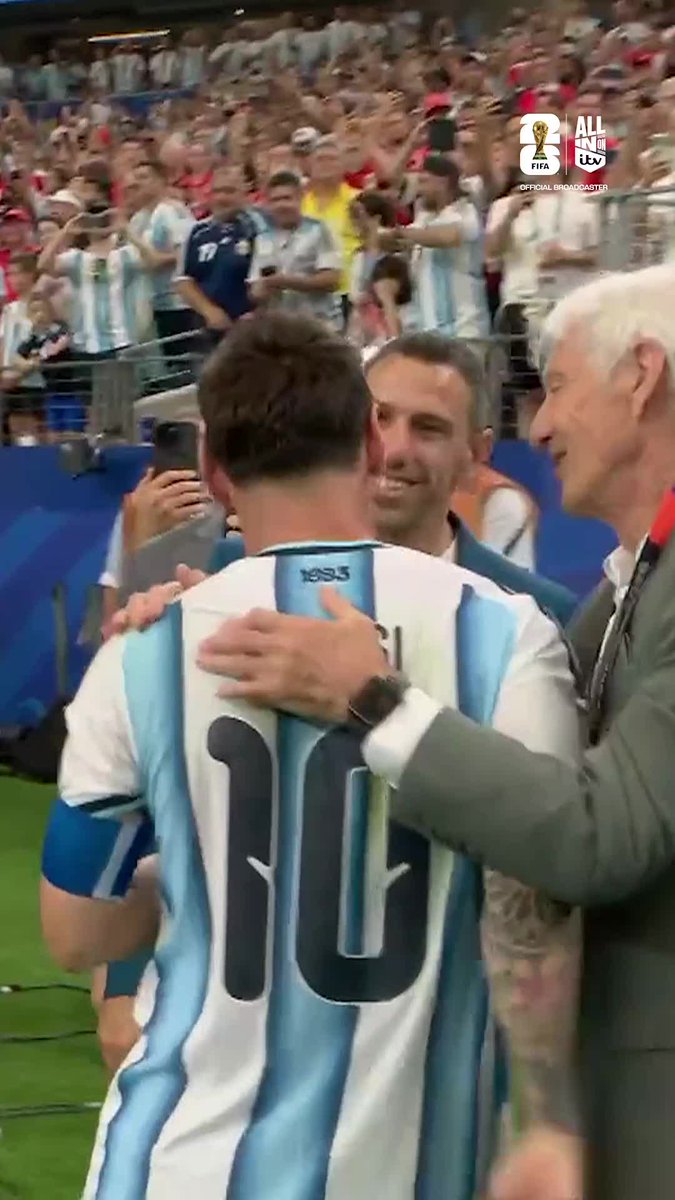 It's all smiles between Jurgen Klopp, Thomas Muller and Lionel Messi 🤝