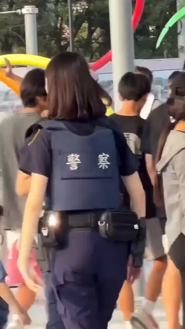 台灣與中國的區別原來是這麼的大，同樣都是警察，一個為人民服務，另外一個魚肉人民。