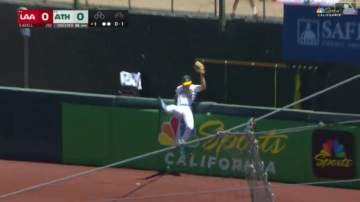 Colby Thomas earns the Play of the Week with an outrageous home run robbery!