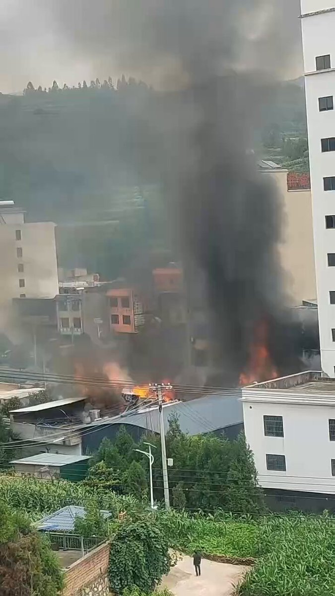 网友投稿： 2026年6月22下午，云南昆明富源北站附近，律师吃了原告吃被告被献忠！