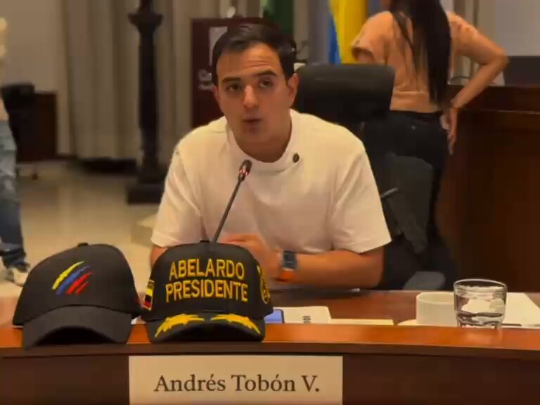 Encontramos 446 mesas en todo el país donde solo había votos por Cepeda y en sitios donde también tuvimos denuncias de presiones de las Farc y grupos criminales para votar por el heredero de Petro. ¿Coincidencia? Obvio que no, aquí les cuento. 👇 #Medellín #AbelardoSeráPresidente #CepedaYaPerdió