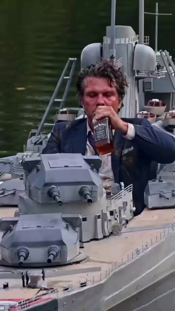 Hegseth will now guard the Reflecting Pool🤦 Good Luck🫣