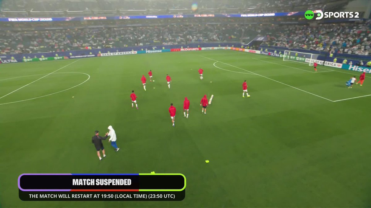 LOS JUGADORES VUELVEN A HACER LA ENTRADA EN CALOR Francia e Irak se preparan para reanudar el partido en Filadelfia, luego de la demora por altera climática. #MundialEnDSPORTS #FIFAWorldCup
