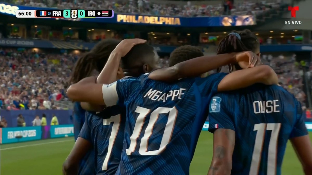 ¡EL BALÓN DE ORO APARECIÓ! ¡GOL DE FRANCIA! ¡GOL DE DEMBÉLÉ! Ousmane define con un tremendo derechazo dentro del área, ¡Ya golean 3-0 a Irak!