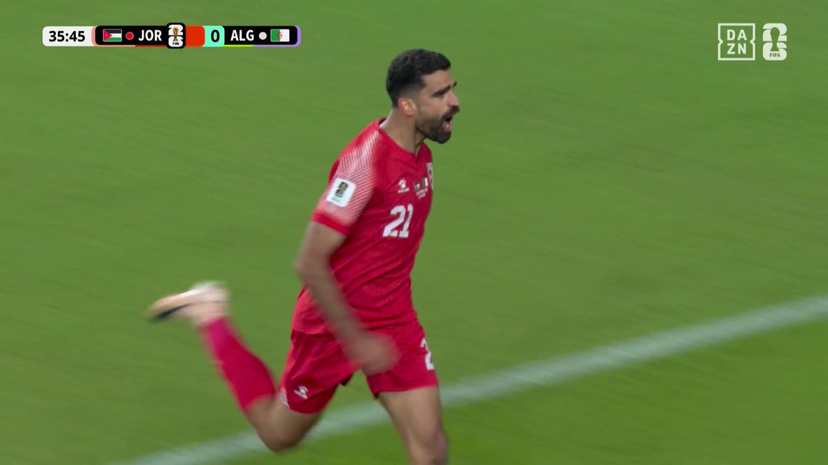 🇯🇴 先制点はヨルダン! 🇩🇿 相手のパスミスを拾ってから、最後はアルラシュダンがアウトサイドで流し込む。 ヨルダンがW杯グループリーグ突破に向けて、アルジェリアから貴重な得点を奪った。 🎥:DAZN Japan