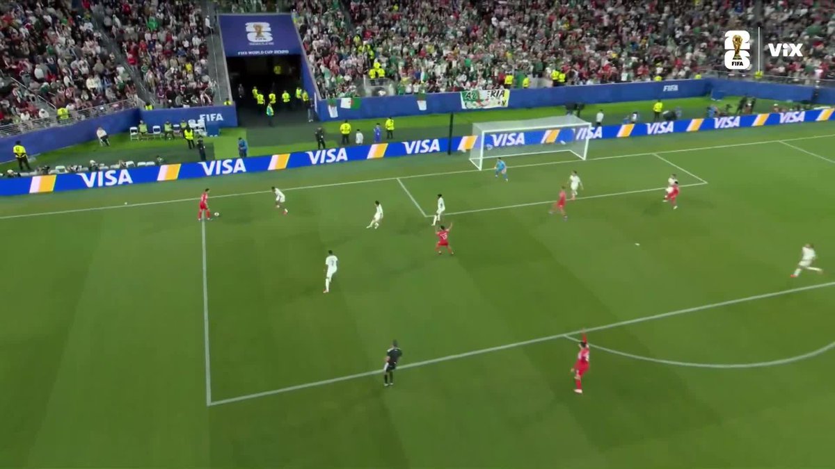 ¡Gooool de Jordania! Al-Rashdan abre el marcador para su selección con colaboración del portero argelino.