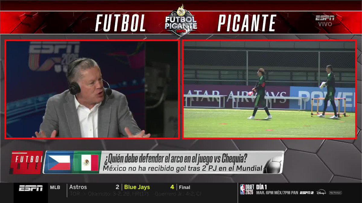 ¿El partido ante Chequia es el perfecto para que juegue Memo Ochoa? 🤔 "Hay que darnos el gusto de que juegue Ochoa" 👀 Disfruta Futbol Picante en #DisneyPlus 📺