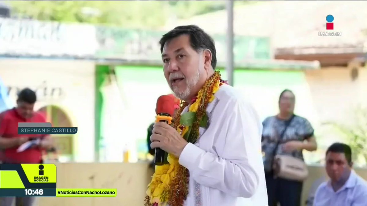“¡Andamos valiendo madre!”, así reaccionó el senador de Morena, Gerardo Fernández Noroña, cuando se dio cuenta que los asistentes a su evento en Huehuetla, Puebla, no hablaban español. La mayoría solo habla totonaco y no hubo traductor. Nacho Lozano #NoticiasImagen