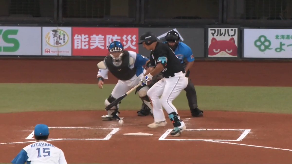 世にも奇妙な打球の変化⁉👀😲 北海道日本ハム 進藤勇也 選手の好判断でキャッチャーゴロに打ち取る！👏 👇スマホ・テレビで試合観戦！