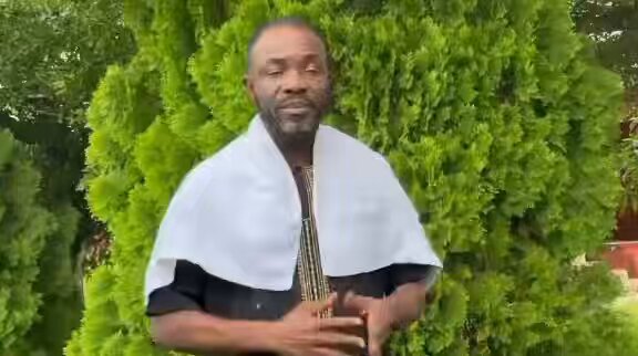 This Kumasi pastor has dropped a prophecy on the Ghana vs England match, who ein father this?😂😂