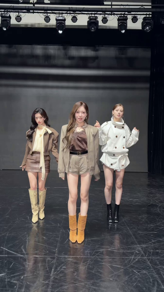 CLAP CLAP @ NiziU Live with U 2026 “NiziU：THE CINEMA” VCR🎥 🎞️ 🎞️ 🎞️ 💿Best Album『Portfolio』Pre-order Release：2026.07.01 Wed #MAYUKA #RIMA #NINA #NiziU #ニジュー #니쥬 #WithU #NiziU_BestAlbum #NiziU_Portfolio