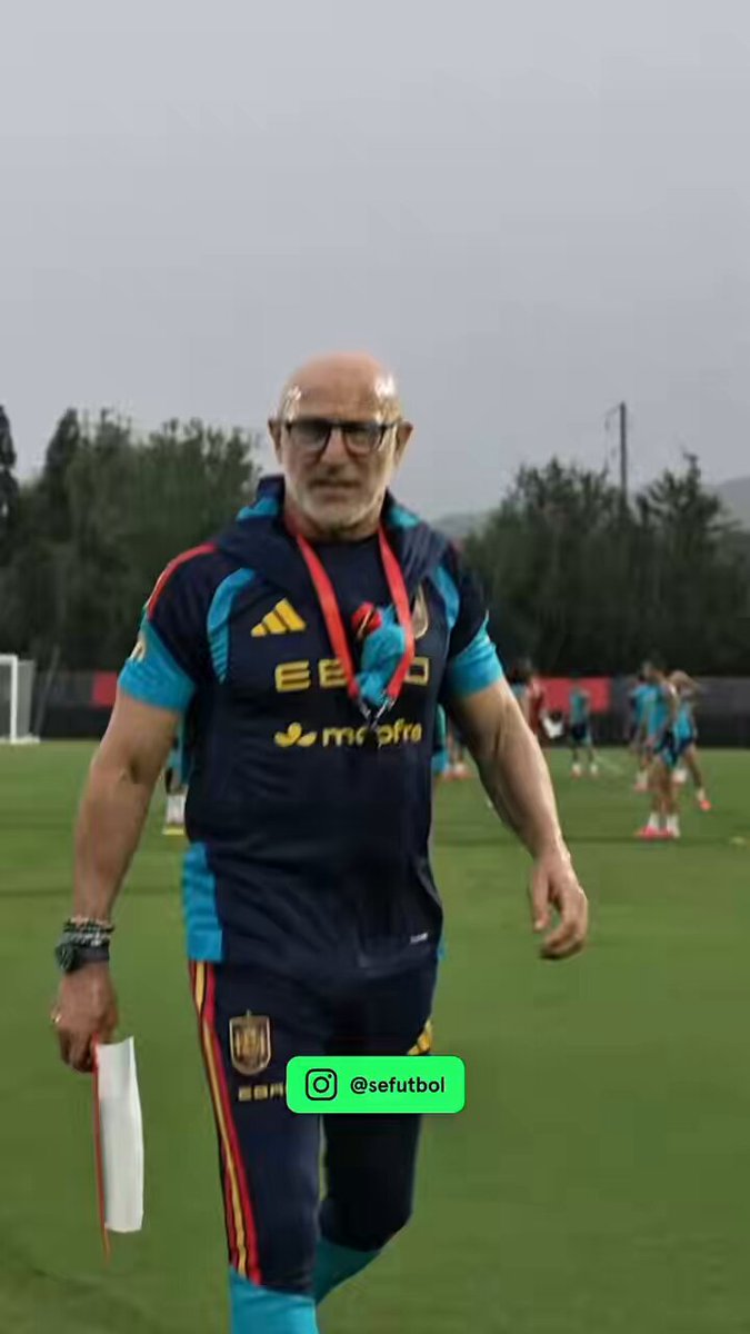 Luis de la Fuente llamando a todos por la lluvia, Cucurella corriendo por su pelo, a Pedri se la pela todo y Marcos Llorente en su salsa