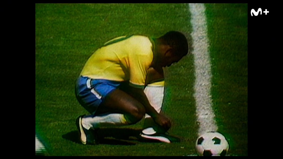 Pelé se agachó para atarse la bota. Y todo paró. El primer gran hito del Marketing Deportivo en la historia. 🎬𝐄𝐋 𝐑𝐄𝐘 𝐏𝐔𝐌𝐀. ▶️Ya disponible en Movistar Plus: